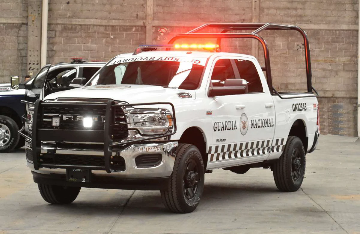 Patrulla pick up de Guardia Nacional, vista frontal