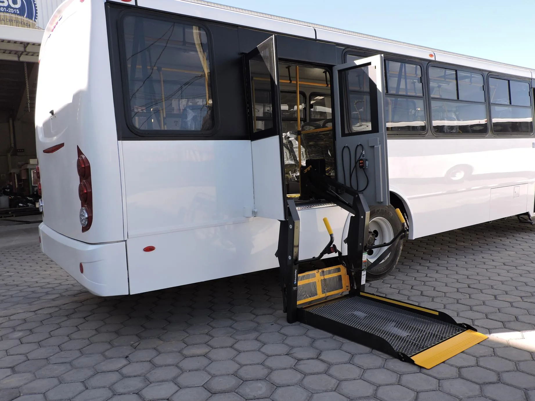 Autobús con plataforma elevadora para silla de ruedas
