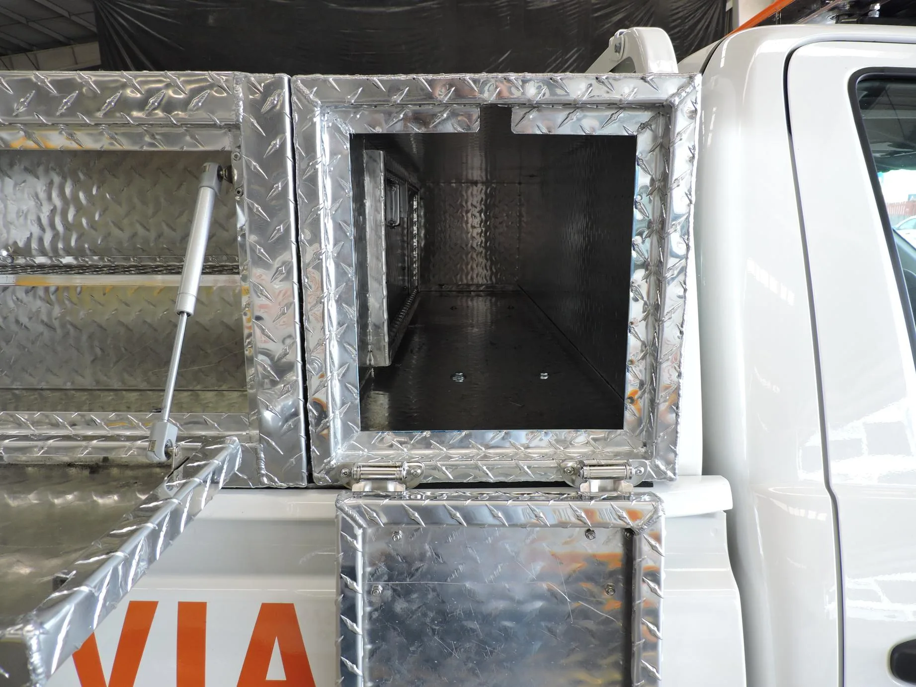 Compartimentos de aluminio de una unidad de auxilio vial