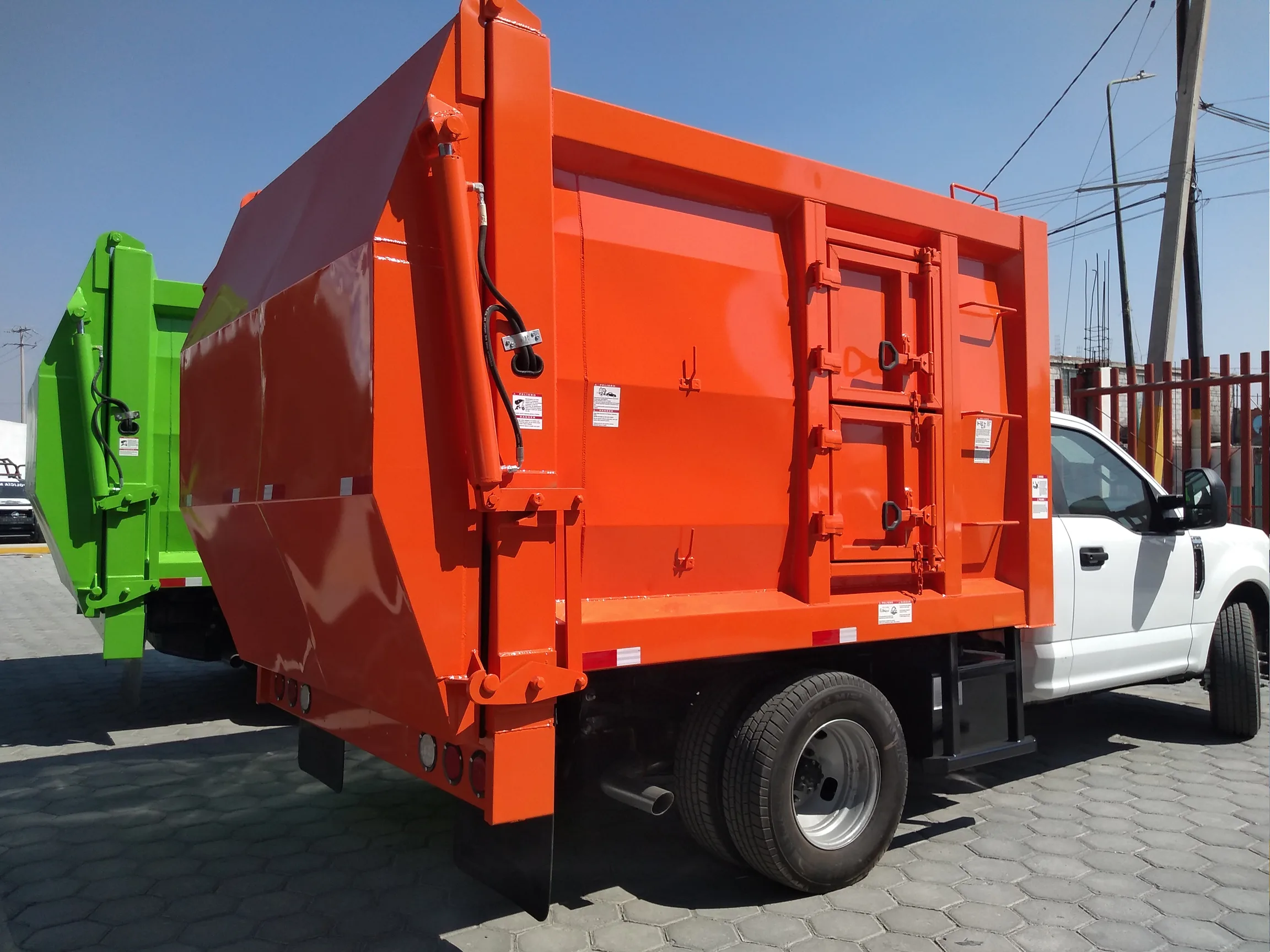 Camión compactador de basura de carga trasera