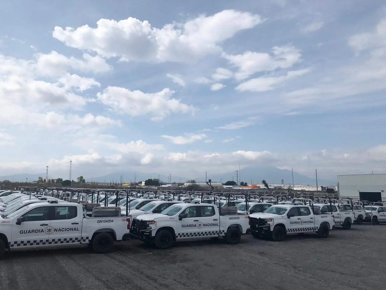 Decenas de pick ups equipadas formadas en patio
