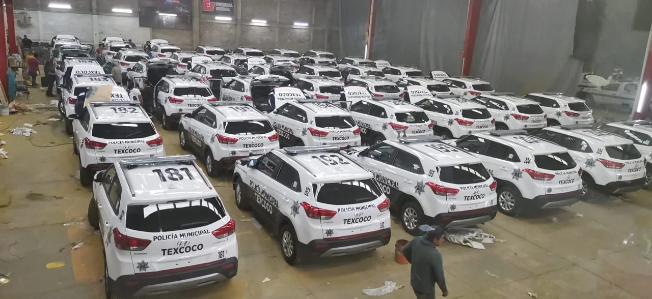 SUV equipadas como patrulla, formadas en patio