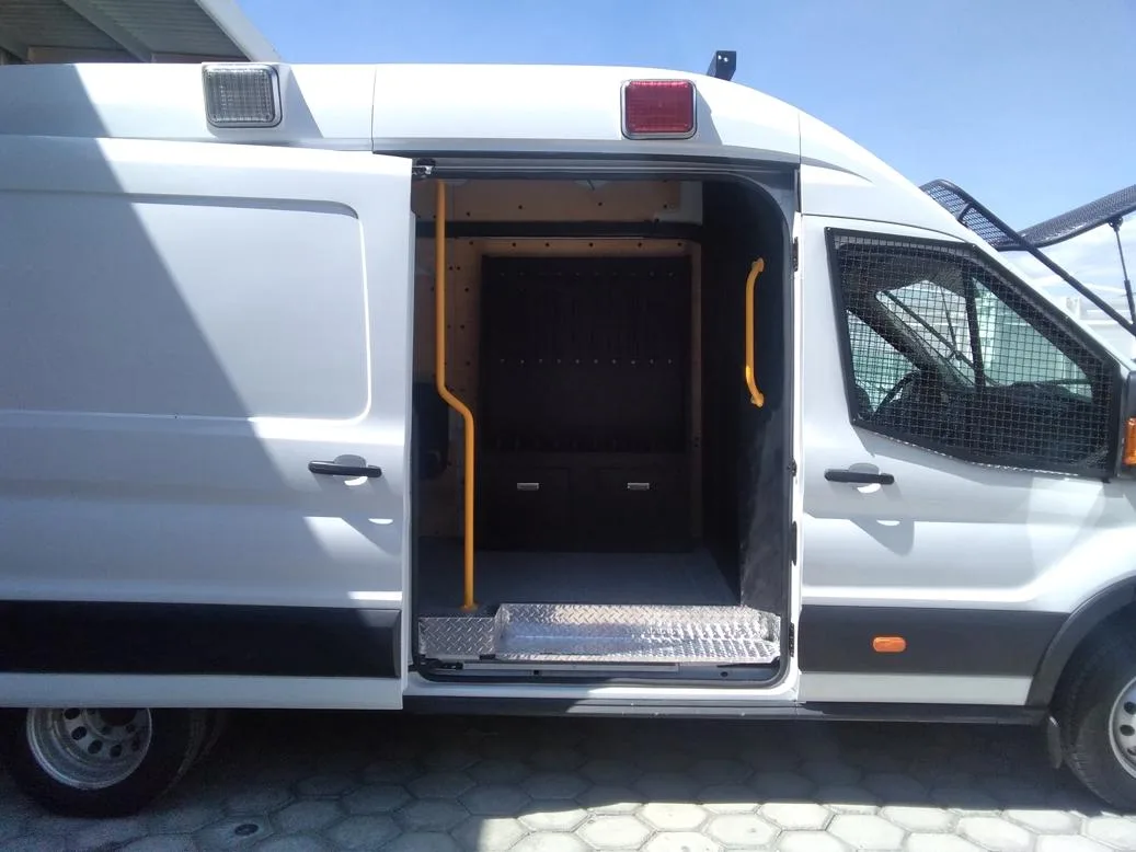 Van de traslado con la puerta lateral abierta