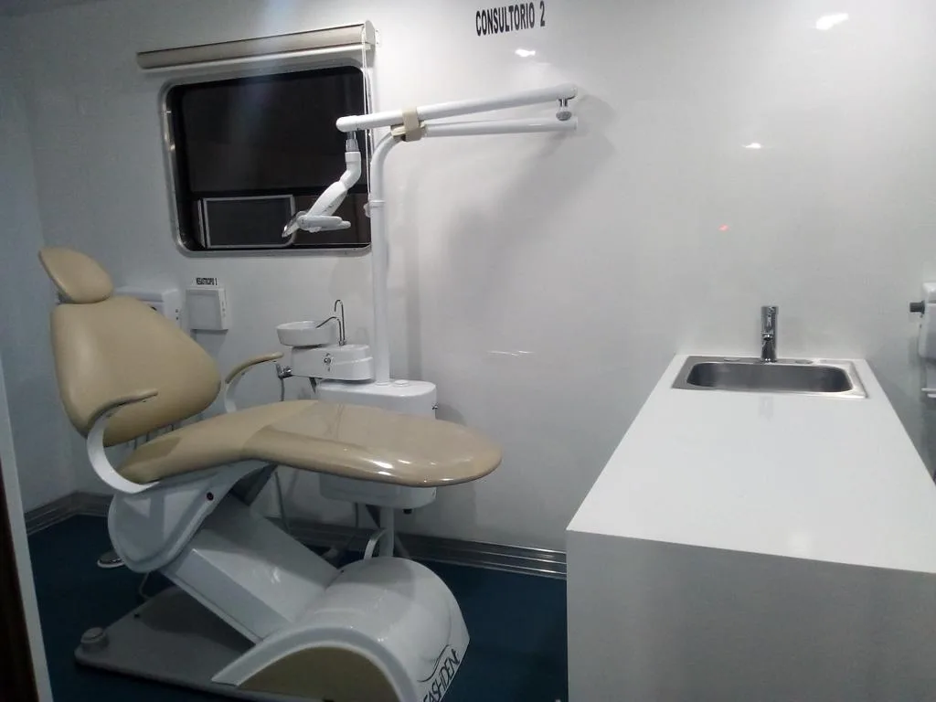 Consultorio dental dentro de la unidad móvil