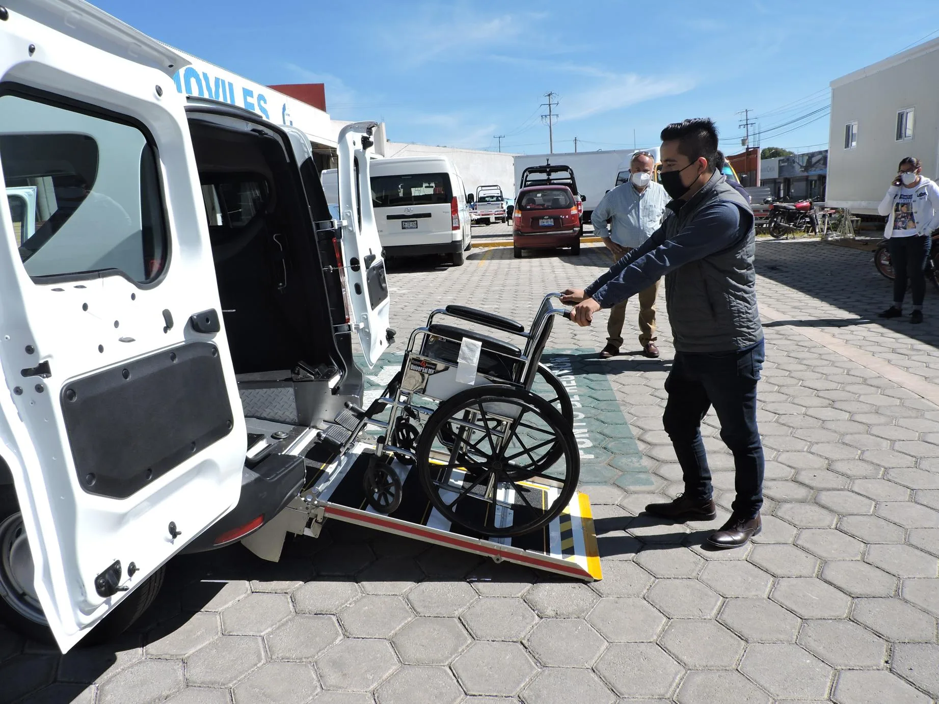 Van con rampa para subir una silla de ruedas